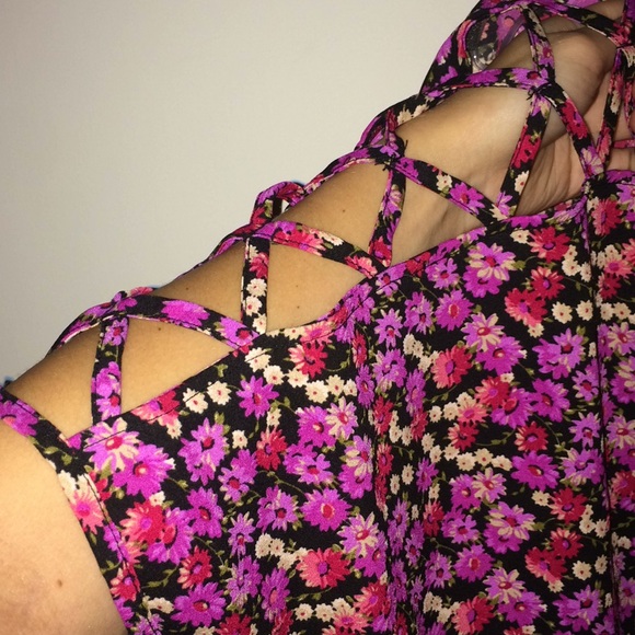 Flowery top - Picture 3 of 5